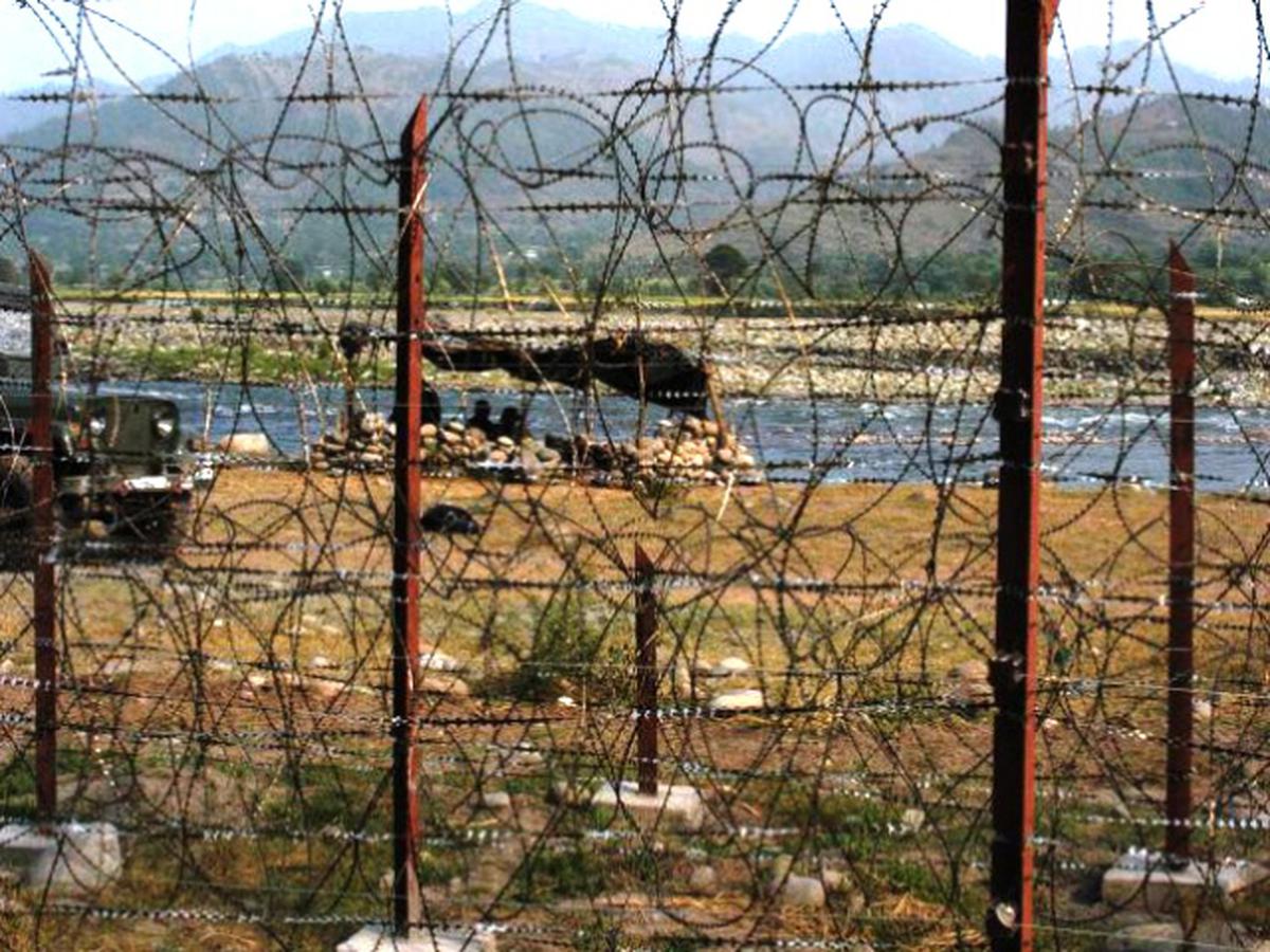 'जम्मू-कश्मीर के राजौरी में नियंत्रण रेखा के पास गश्त कर रहे जवानों पर गोलीबारी | '